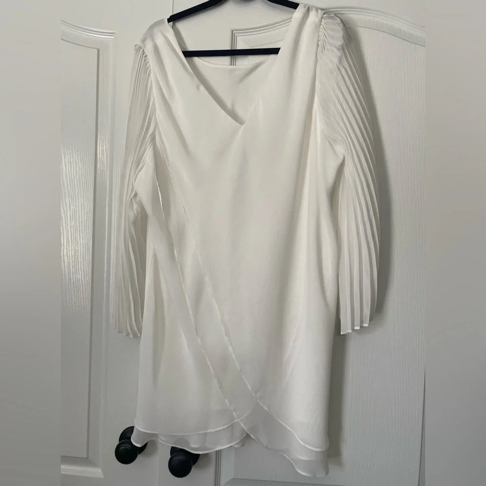 Hot in Hollywood Elegant White V-neck  Pleated Blouse Women’s Size 3X